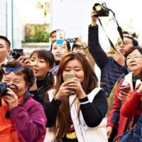 Im vergangenen Jahr kamen etwa 35,5 Millionen Touristen ins Land, ein deutlicher Anstieg gegenüber den 28,2 Millionen im Jahr 2023. Dieser Aufschwung, der durch die Befreiung von der Visumpflicht für chinesische Besucher ausgelöst wurde, trug erheblich zur Wirtschaft bei und erwirtschaftete etwa 1,67 Billionen Thai Baht (rund 38 Milliarden Pfund), was einer Einnahmesteigerung von 34 % gegenüber dem Vorjahr entspricht.