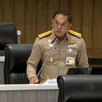 Der Senat forderte die Regierung auf, ihre Visumsfreiheit für chinesische Staatsbürger zu überarbeiten, da Thailand Gefahr laufe, zu einem Zentrum krimineller Aktivitäten zu werden. Senator Pol Lt Gen Wanchai Ekpornpichit äußerte diese Besorgnis während einer kürzlichen Senatssitzung unter Vorsitz von Senatssprecher Mongkol Surasajja.