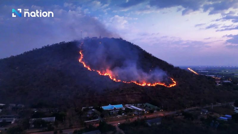 Über 20 Feuerwehrwagen kämpften am Dienstag darum, den Chainat Bird Park vor einem Feuer zu retten, das den Berg Khao Plong im Distrikt Mueang, 200 Kilometer nördlich von Bangkok, erfasste.Das Feuer brach am Montagmorgen aus und breitete sich gestern Abend in Richtung des Wasserparks und des Vogeleiermuseums des Parks aus, sagte Jitthana Yingthaweelapa, Präsident der Verwaltungsorganisation der Provinz Chainat (PAO).
