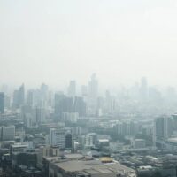 Stellen Sie sich vor, Sie wachen früh in Bangkok auf und sehen von Ihrem Balkon aus den herrlichen Morgennebel. Doch während Sie Ihren Kaffee trinken, wird Ihnen klar, dass es nur die Luftverschmutzung in Bangkok ist, die den Sonnenaufgang so schön macht. Thailand, das auf Platz 36 der luftverschmutztesten Länder der Welt steht , hat in letzter Zeit mit Problemen hinsichtlich der Luftqualität zu kämpfen.