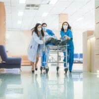 Thailands Gesundheitssystem ist erschwinglich und wird durch das Universal Health Coverage (UHC) -Programm unterstützt. Es bietet den meisten Bürgern grundlegende Leistungen. Allerdings können versteckte Gesundheitskosten Patienten überraschen und zu unerwarteten Ausgaben führen. Dazu gehören Facharzthonorare, Versicherungslücken, Notfalldienste und überteuerte Medikamente. Dieser Artikel beleuchtet fünf versteckte Gesundheitskosten in Thailand und zeigt einfache Möglichkeiten, diese zu vermeiden und so die Finanzen besser zu planen.