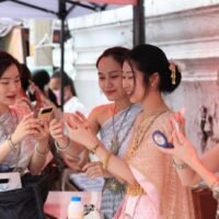 Phuket und Bangkok sind laut der Thai Hotel Association (THA) die Touristenziele, die am stärksten mit der Praxis von Investoren in Verbindung gebracht werden, ihre Wohneinheiten illegal als kurzfristige Unterkunft zu vermieten. Tourismusbetreiber fordern die Regierung zudem auf, eine Verkürzung der 60-tägigen visumfreien Frist für berechtigte Länder in Betracht zu ziehen.