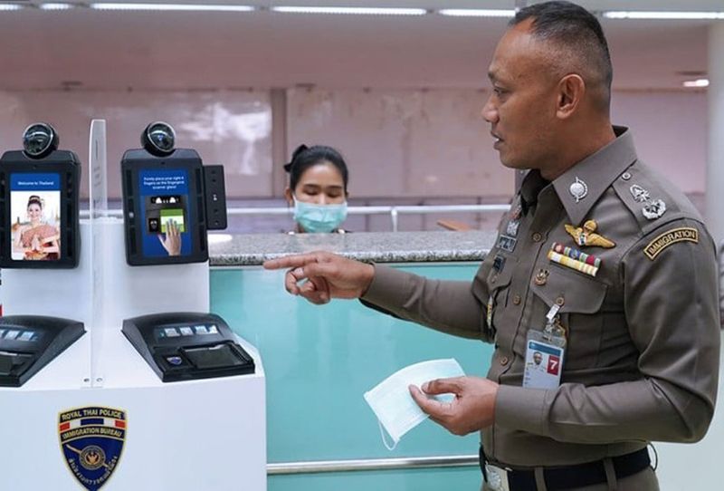 Thailands Einwanderungsbehörde hat Mängel in seinem biometrischen System eingestanden, die im vergangenen Jahr die Überwachung von rund 17 Millionen Reisenden beeinträchtigten. Laut dem Oppositionsabgeordnetem Rangsiman Rome war die Kapazität des Systems erschöpft, sodass die Erfassung biometrischer Daten gestoppt wurde und Sicherheitsrisiken bestehen, da Kriminelle möglicherweise unentdeckt wieder einreisen könnten.