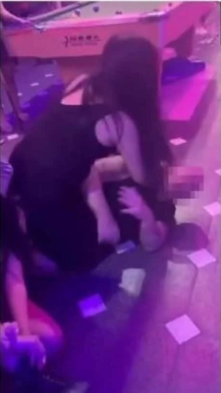 Ein britischer Tourist wurde von wütenden Kellnerinnen mit High Heels geschlagen und aus einer thailändischen Bar geworfen, weil er sich weigerte, seine Rechnung zu begleichen.Der Urlauber mittleren Alters und sein Freund luden eine Gruppe junger Frauen in einer Bar in Pattaya, Thailands berüchtigtem Nachtlebenzentrum , auf Drinks ein , als die Nacht eine gewalttätige Wendung nahm.
