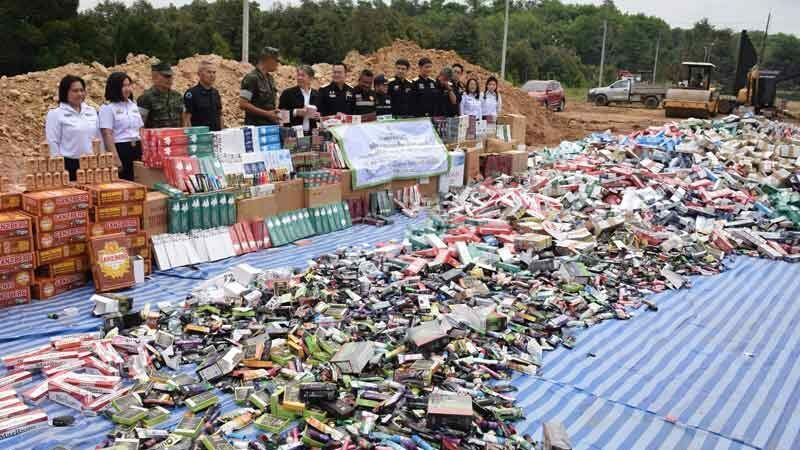 In der Provinz Chanthaburi führte ein massiver Polizeieinsatz zur Vernichtung von fast 245.058 beschlagnahmten Waren , darunter E-Zigaretten und illegale Tabakprodukte im Wert von fast 20 Millionen Baht.Diese Maßnahme wurde nach Abschluss von 67 Fällen ergriffen. Gestern, am 21. Februar, um 11 Uhr versammelte sich die Polizei auf einem öffentlichen Platz im Bezirk Mueang Chanthaburi, weit entfernt von Wohngebieten, um die Zerstörung mitzuerleben.