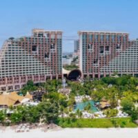 Centara Hotels and Resorts (CHR) hat 1,4 Milliarden Baht investiert, um das Centara Grand Mirage Beach Resort Pattaya umzubauen und Premium-Gäste und Familien anzusprechen, da das Unternehmen seine Wasserpark-Themenhotels mit der Bezeichnung „Mirage“ auf neue Reiseziele ausweiten möchte.
