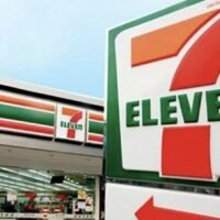 Der anhaltende Firmenstreit um die Zukunft des Convenience-Store-Imperiums 7-Eleven hat eine neue Wendung genommen: Die thailändische Charoen Pokphand (CP) Group hat Berichten zufolge Gespräche aufgenommen, um der japanischen Seven & i Holdings bei der Abwehr eines Übernahmeangebots des kanadischen Einzelhandelsriesen Alimentation Couche-Tard zu helfen.