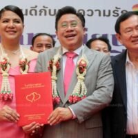 Der ehemalige Premierminister Thaksin Shinawatra (rechts) bezeugt am Freitag die Eheschließung von Jakrapob Penkair (Mitte), einem ehemaligen Minister des Büros des Premierministers, und seinem Partner Supraipon Chuaychoo im Bezirksbüro Bang Rak. Das Paar lebte 23 Jahre lang zusammen, bevor das Gesetz zur gleichgeschlechtlichen Ehe letzten Monat in Kraft trat. (Foto: Chanat Katanyu)