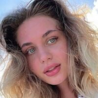 Nach einem beunruhigenden Vorfall gerät Alexandra Tikhomirova, eine ehemalige „Little Miss Russia“, in Thailand in eine missliche Lage und muss Berichten zufolge schwierige Bedingungen in einem berüchtigten thailändischen Internierungslager ertragen. Der 23-Jährigen, die 2013 durch den Titel der Schönheitskönigin aus ihrer Kindheit Berühmtheit erlangte, wird vorgeworfen, ihr Visum um lediglich 10 Tage überzogen zu haben, was zu ihrer Inhaftierung in Pattaya führte.