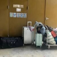 In Thailand ist vor kurzem ein wachsendes Problem angeblich illegaler Eigentumswohnungsvermietungen durch chinesische Eigentümer aufgetaucht , das bei Anwohnern und Behörden große Aufmerksamkeit und Besorgnis hervorrief. Dieser Trend geht dahin, dass chinesische Staatsbürger Immobilien kaufen und sie als kurzfristige Unterkunft vermieten und dabei die normalerweise für den Hotelbetrieb geltenden Vorschriften umgehen.