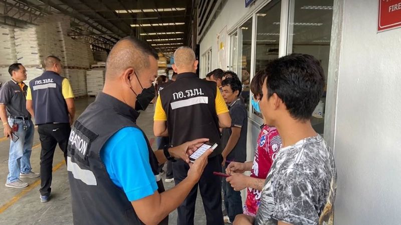Das Internal Security Operations Command (ISOC) hat seine Überwachung von Gebieten mit hohem Ausländeranteil in ganz Thailand verstärkt . Dabei handelt es sich um eine vorbeugende Maßnahme nach den jüngsten Spannungen mit israelischen Touristen in Pai in der Provinz Mae Hong Son.Die am 21. Februar erlassene Richtlinie des Zweiten Einsatzkommandos des ISOC soll sicherstellen, dass Ausländer die örtlichen Gesetze einhalten und die Harmonie innerhalb der Gemeinschaft gewahrt wird.