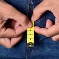 Ein 14-jähriger Junge in der Provinz Isaan in Kalasin organisierte einen Bandenangriff auf einen Klassenkameraden , den er verdächtigte, ein Video von ihm beim Masturbieren veröffentlicht zu haben . Das Video veranlasste seine Klassenkameraden Berichten zufolge dazu, sich über seine Penisgröße lustig zu machen und ihn „ kleiner Wurm “ zu nennen.