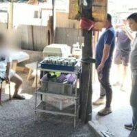 Ein 33-jähriger Mann namens Oat wurde festgenommen, weil er in Chiang Mai ein illegales Kreditgeschäft mit hohen Zinsen und Einschüchterungstaktiken geleitet hatte. Dies folgte auf Berichte über aggressive Methoden zur Schuldeneintreibung im Unterbezirk Chai Sathan des Bezirks Saraphi. Gestern, am 21. Februar, bedrohte die Kredithai- Bande angeblich Schuldner in ihren Häusern. Social-Media Beiträge zeigten, dass die Anwohner durch das aggressive Verhalten der Bande beunruhigt waren.