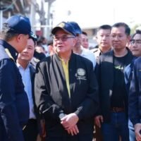 Nachdem die Strom-, Internet- und Treibstoffversorgung in den Grenzgemeinden Myanmars, in denen Betrugszentren operieren, an fünf Punkten unterbrochen wurde, weitet der stellvertretende Premierminister und Verteidigungsminister Phumtham Wechayachai diese Strategie nun auf drei Distrikte und eine Insel in vier Provinzen entlang der thailändisch-kambodschanischen Grenze aus, um grenzüberschreitende Kriminelle zu bekämpfen, die sich jenseits dieser Grenze versteckt halten,