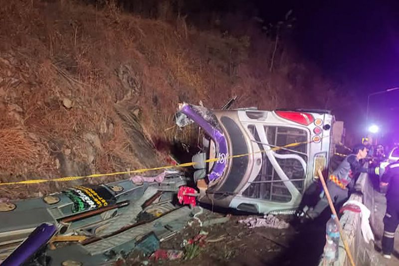 18 Menschen kamen ums Leben , 32 weitere wurden verletzt, als am frühen Mittwoch auf einer abschüssigen Straße im Bezirk Nadi in Prachin Buri ein Bus mit Teilnehmern einer Studienreise umkippte.Der Bus war einer von dreien, die etwa 200 Menschen aus der Provinz Bueng Kan am Mekong nach Rayong brachten.