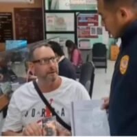 Ein Schweizer Tourist in Pattaya , der sein Samsung S24 verlegt hatte , konnte dank des Einsatzes eines barmherzigen Samariters und der Polizei von Bang Lamung sein Telefon wiederbekommen .