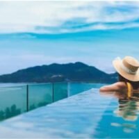 Als Reaktion auf die boomende internationale Reisenachfrage sind die Hotelzimmerpreise in Thailand laut SiteMinder, einer führenden E-Commerce-Plattform für Hotelbuchungen, im Vergleich zum Vorjahr um durchschnittlich 15 % gestiegen. Dieser Anstieg macht Thailand zum einzigen Land, das in diesem Sektor ein zweistelliges Wachstum verzeichnet.