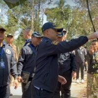 Das Cyber Crime Investigation Bureau (CCIB) hat am Freitag vier Mobilfunkmasten im Bezirk Sangkhla Buri in der Provinz Kanchanaburi untersucht, die im Verdacht stehen, Internetsignale an Callcenter Betrugsbanden jenseits der thailändisch-myanmarischen Grenze zu senden. Drei nicht registrierte Mobilfunkmasten in Sangkhla Buri werden abgeschaltet, weil sie Internetsignale über die thailändisch-myanmarische Grenze senden