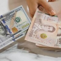 Am Dienstag notierte der Baht zu Handelsbeginn bei etwa 33,96 pro US-Dollar, was eine leichte Aufwertung gegenüber dem Schlusskurs vom Montag von 33,91 darstellt. Doch schon bald schwächte er sich ab, überschritt im Tagesverlauf die Marke von 34 Baht und erreichte am späten Nachmittag 34,07 pro Dollar.