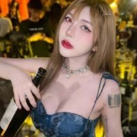 Eine thailändische Erstellerin von Sexinhalten gab ihren Rücktritt bekannt und warnte ihre Follower vor Betrügern, die in ihrer Haut Livestream Videos veröffentlichen. Die 23-jährige Social-Media-Influencerin Sajeera „Jeedjad“ Theeranetr war bei ihren Fans als „Polizistin“ bekannt, da sie in einem ihrer beliebtesten Videos eine Polizei-Cosplay-Uniform trug.