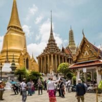 Die thailändische Tourismusbranche navigiert derzeit durch unruhige Gewässer, da sie mit möglichen Störungen durch die Handelszölle von US-Präsident Donald Trump und die sich verändernden globalen Märkte konfrontiert ist. Fluggesellschaften und Hoteliers sind in höchster Alarmbereitschaft, da die Treibstoffpreise und ein unvorhersehbarer Zustrom chinesischer Touristen in einer von wirtschaftlichen Herausforderungen geprägten Landschaft zentrale Sorgen bereiten.