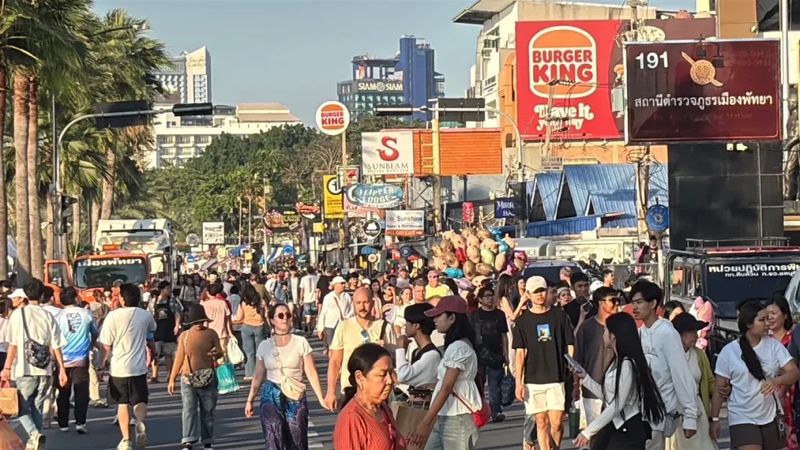 Thailands Initiative, durch den Verzicht auf die Visumspflicht mehr Touristen anzuziehen, hat in der Tat zu einem deutlichen Wachstum in diesem Sektor geführt. Boon-anan Pattanasin, Präsident der Pattaya Business and Tourism Association, hat jedoch Bedenken geäußert, dass der derzeitige Mangel an strengen Kontrollen dazu führen könnte, dass unbeabsichtigt Personen mit zweifelhaften Absichten ins Land einreisen.