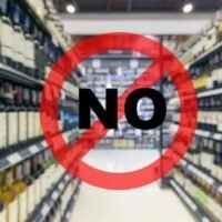 Thailands langjähriges Verbot des Alkoholverkaufs zwischen 14 und 17 Uhr steht auf dem Prüfstand. Wichtige Vertreter der Branche fordern seine Aufhebung und bezeichnen es als Relikt der Vergangenheit, das sowohl die Zufriedenheit der Touristen als auch das Geschäftspotenzial beeinträchtige. Der Ruf nach Veränderung kommt im Zuge laufender Gesetzgebungsverfahren, wobei ein Änderungsentwurf zum Alkoholkontrollgesetz kurz vor seiner entscheidenden Lesung im Repräsentantenhaus steht.