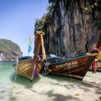 . Thailand erlebt einen Aufschwung im Tourismus. Zwischen dem 1. Januar und dem 16. Februar kamen laut dem Ministerium für Tourismus und Sport unter der Leitung von Sorawong Thienthong über 5,5 Millionen internationale Besucher. Dieser Boom hat mehr als 270 Milliarden Baht (etwa 8 Milliarden Dollar) eingebracht und den wirtschaftlichen Aufschwung des Landes angekurbelt.