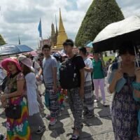 Thailands Tourismussektor floriert. Laut Tourismus- und Sportminister Sorawong Thienthong kamen zwischen Januar und 9. Februar dieses Jahres 4,8 Millionen internationale Besucher ins Land. Diese geschäftige Reiseszene hat die Wirtschaft erheblich angekurbelt und in diesem Zeitraum beeindruckende 234,9 Milliarden Baht zum Umsatz beigetragen. An der Spitze liegen die chinesischen Touristen mit insgesamt 825.617, gefolgt von Reisenden aus Malaysia, Russland, Südkorea und Indien.