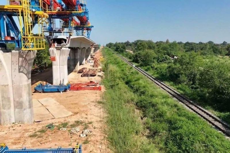 Das thailändisch-chinesische Hochgeschwindigkeitsbahnprojekt hat einen weiteren Rückschlag erlitten: Der Vorstand der thailändischen Staatsbahn (SRT) genehmigte eine 350-tägige Verlängerung, da Mietgebäude den Bau behinderten. Diese Verzögerung verschiebt den Fertigstellungstermin für den Abschnitt Bangkok - Nakhon Ratchasima auf den 10. März 2026 und betrifft die Vertragsabschnitte 3 bis 5 der Phase 1.