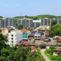 Thailands Immobilienmarkt erlebt eine Immobilienrevolution , da Ausländer Häuser mit langfristigen Mietverträgen statt nur Eigentumswohnungen kaufen . Dieser Trend, insbesondere in Touristen-Hotspots wie Phuket , Chon Buri und Surat Thani, boomt, seit Thailand 2021 seine Grenzen wieder geöffnet hat.