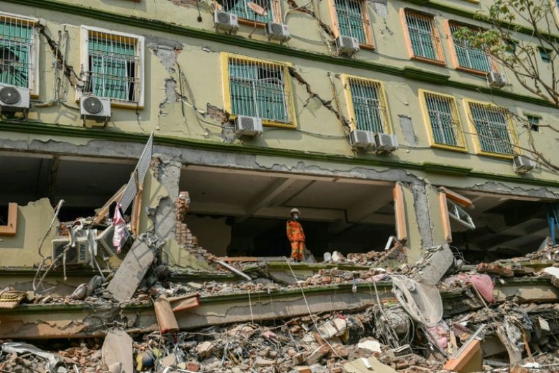 Am Sonntag suchten Einwohner verzweifelt in eingestürzten Gebäuden nach Überlebenden, als Nachbeben die zerstörte Stadt Mandalay erschütterten . Zwei Tage zuvor waren in Myanmar über 1.600 Menschen und im benachbarten Thailand mindestens elf Menschen durch ein schweres Erdbeben gestorben .