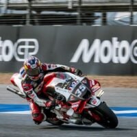 Thailand bereitet sich auf Verhandlungen mit Dorna Sports zur Verlängerung seines MotoGP Vertrags um weitere fünf Jahre vor und prüft gleichzeitig die Möglichkeit, ein Formel-1 Rennen auszurichten. Diese Initiative steht im Einklang mit dem Engagement der Regierung, das Ansehen des Landes im globalen Motorsport zu stärken.