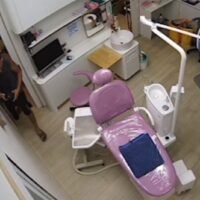 Am Dienstag wurde ein Haftbefehl gegen einen 41-jährigen Deutschen erlassen, der beschuldigt wird, über einen Zeitraum von dreieinhalb Monaten mehrere Zahnärzte in ihren Praxen im Bezirk Muang angegriffen und ihre Geräte beschädigt zu haben.