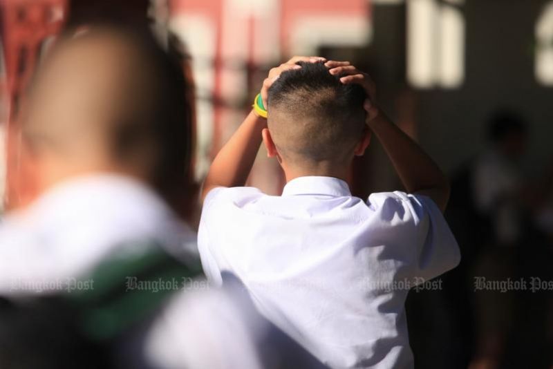 Das Oberste Verwaltungsgericht hebt die 50 Jahre alte Regelung zu Schülerfrisuren auf. Die Durchsetzung war schädlich für das Wohlbefinden der Studenten, sagt das GerichtDas Oberste Verwaltungsgericht hat eine umstrittene, 50 Jahre alte Regelung des Bildungsministeriums aufgehoben, die die Haartracht der Schüler stark einschränkte.
Das am Mittwoch verkündete Urteil des Gerichts ist endgültig. Es beendet eine höchst umstrittene Angelegenheit, die zu Streitigkeiten zwischen Lehrern, Schülern und Eltern geführt hatte.