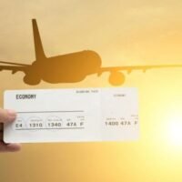 Reisende in Thailand müssen in diesem Jahr mit weiterhin hohen Flugpreisen rechnen, trotz der Hoffnung auf günstigeres Reisen. Wichtige Faktoren bei den großen Fluggesellschaften – darunter Flughafengebühren, Bodenabfertigungsgebühren und eine anhaltende Unterbrechung der Lieferkette – führen zu einem stabilen oder leicht steigenden Trend bei den Flugpreisen.