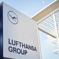Die Lufthansa Group baut ihre Präsenz in Asien aus und konzentriert sich dabei strategisch auf Thailand . Ziel ist es, sowohl den Tourismus als auch die aufkeimenden Geschäftsmöglichkeiten zu nutzen. Group CEO Carsten Spohr unterstrich die doppelte Anziehungskraft Thailands, nicht nur als Touristenparadies, sondern auch als aufstrebender Wirtschaftsstandort mit wachsender Nachfrage nach Fracht- und Wartungs-, Reparatur- und Überholungsdienstleistungen (MRO) im asiatisch-pazifischen Raum.