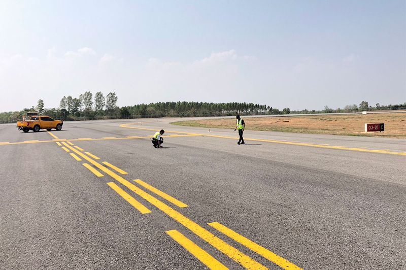 Am internationalen Flughafen Khon Kaen in der Provinz Khon Kaen wurden sofort Sicherheitskontrollen an den Start- und Landebahnen, dem Rollfeld und anderen Strukturen durchgeführt, ohne dass es zu ungewöhnlichen Befunden kam, so Flughafendirektor Atthaya Lapmark.