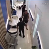 Eine örtliche Zahnärztevereinigung hat die Polizei erneut aufgefordert, einen Deutschen festzunehmen, dem sie vorwirft, ihre Mitglieder in ihren Praxen wiederholt angegriffen und ihre Ausrüstung beschädigt zu haben. Der Mann soll mehrere Zahnärzte angegriffen und Geräte beschädigt haben, berichtet die Bangkok Post.