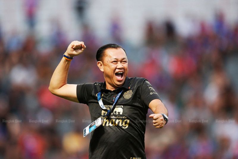 Bhumjaithai-Führer Anutin Charnvirakul gab zu, dass Bhumjaithai-Gründer Newin Chidchob am Sonntag den ehemaligen Premierminister Thaksin Shinawatra getroffen hatte.Er wies jedoch Behauptungen zurück, sie hätten sich getroffen, um die Luft zu reinigen, während Gerüchte über eine wachsende Kluft zwischen der regierenden Pheu Thai Partei und Bhumjaithai aufkamen.