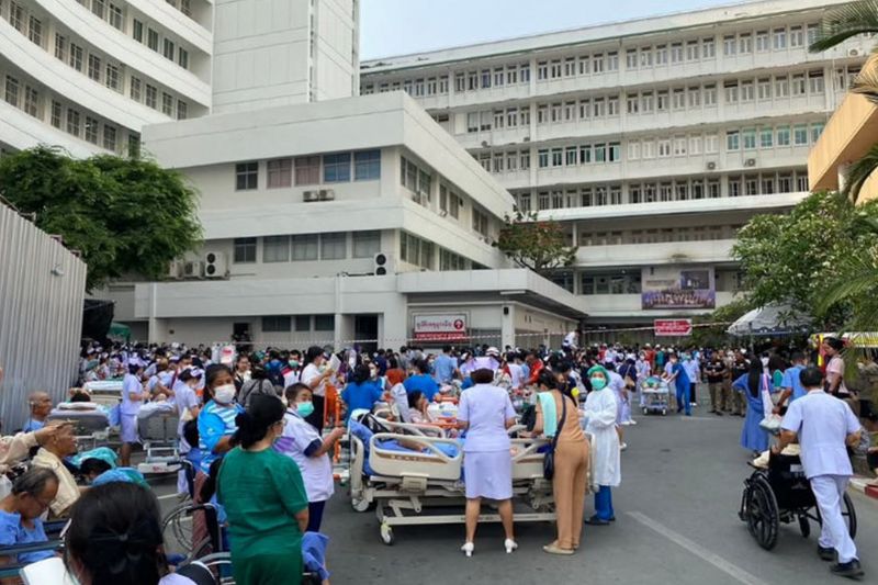 Die Erschütterungen eines Erdbebens der Stärke 7,7, das Myanmar am Freitagnachmittag erschütterte, waren auch in anderen Teilen Thailands zu spüren, insbesondere im Norden und Nordosten.In Chiang Mai wurden Patienten des Maharaj Nakorn Chiang Mai Hospital aus Hochhäusern in Sicherheit evakuiert.