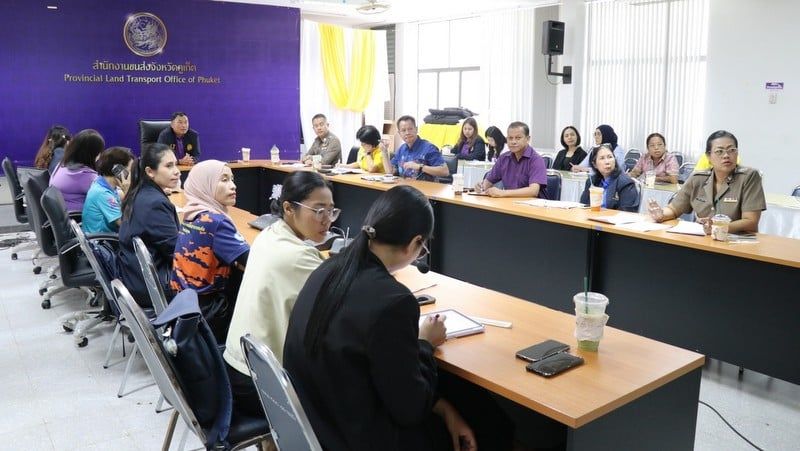 Die Behörden von Phuket haben über 4 Millionen Baht aus dem Verkehrssicherheitsfonds bereitgestellt, um die Maßnahmen zur Unfallverhütung zu verstärken , wobei der Schwerpunkt auf der Sicherheit von Motorrädern liegt.Diese Finanzierung wurde während eines Treffens im Phuket Land Transport Office am 25. März bestätigt, bei dem Verkehrssicherheitsstrategien für das Geschäftsjahr 2025 besprochen wurden.