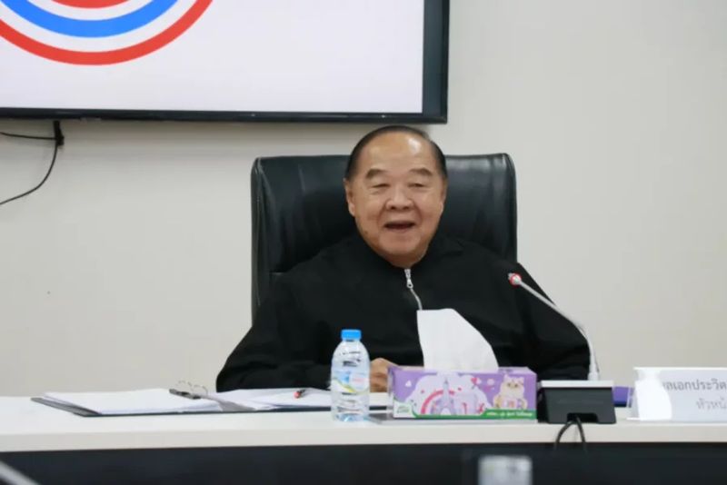 In einer unerwarteten politischen Wendung bereitet sich der Vorsitzende der Palang Pracharath, Prawit Wongsuwan, darauf vor, Premierministerin Paetongtarn Shinawatra in einer für Ende dieses Monats angesetzten, hochkarätigen Misstrauensdebatte herauszufordern. Dieser seltene Auftritt Prawits im Parlament ist ein entscheidender Moment und signalisiert eine verstärkte Kontrolle der Führung des Premierministers.