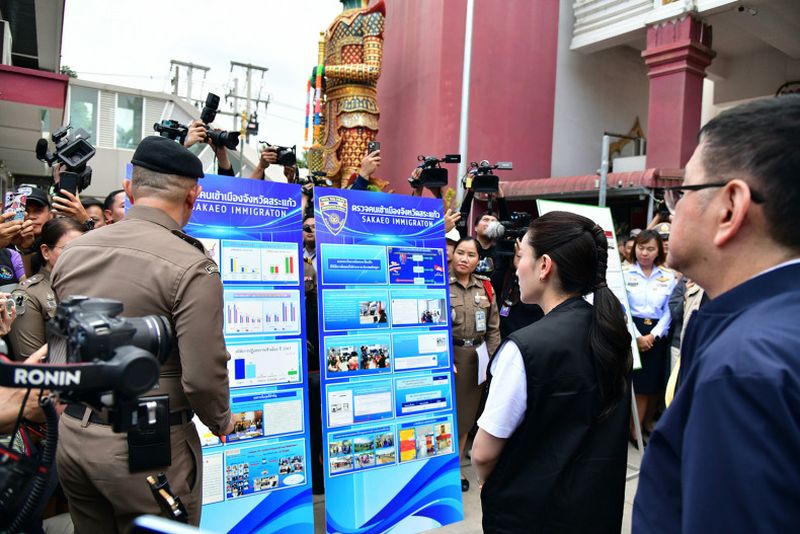 Thailand werde die Machbarkeit des Baus einer Mauer entlang eines Teils seiner Grenze zu Kambodscha prüfen , um illegale Grenzübertritte zu verhindern, sagte Regierungssprecher Jirayu Houngsub am Montag.