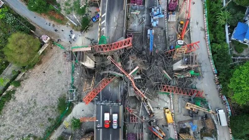 Der Einsturz einer im Bau befindlichen Brücke, bei dem fünf Menschen ums Leben kamen, 27 verletzt wurden und zwei vermisst werden, wird dazu führen, dass dieser Abschnitt der Dao Khanong Expressway für mindestens eine Woche gesperrt sein wird.