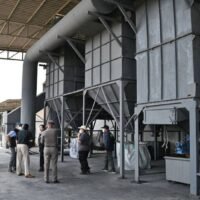 Der Industrieminister stellt den Betrieb von vier Recyclinganlagen an vier Standorten in Samut Sakhon nach Beschwerden über Luft- und Wasserverschmutzung ein. Industrieminister Akanat Promphan hat die Einstellung des Betriebs von vier Recyclinganlagen in Samut Sakhon angeordnet, nachdem es Beschwerden über Luftverschmutzung und austretendes Abwasser gegeben hatte, das die umliegenden Salzfarmen verseucht .