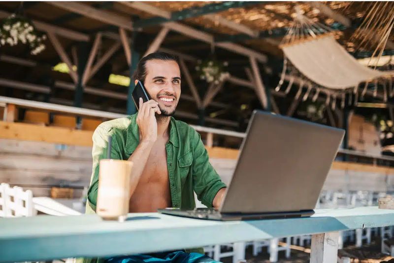 Thailand ist ein beliebter Ort für digitale Nomaden, da es erschwinglich ist, schnelles Internet bietet und eine starke Remote-Working-Community hat. Städte wie Bangkok und Chiang Mai verfügen über moderne Einrichtungen, während Strandorte wie Phuket und Koh Samui einen entspannten Lebensstil bieten.