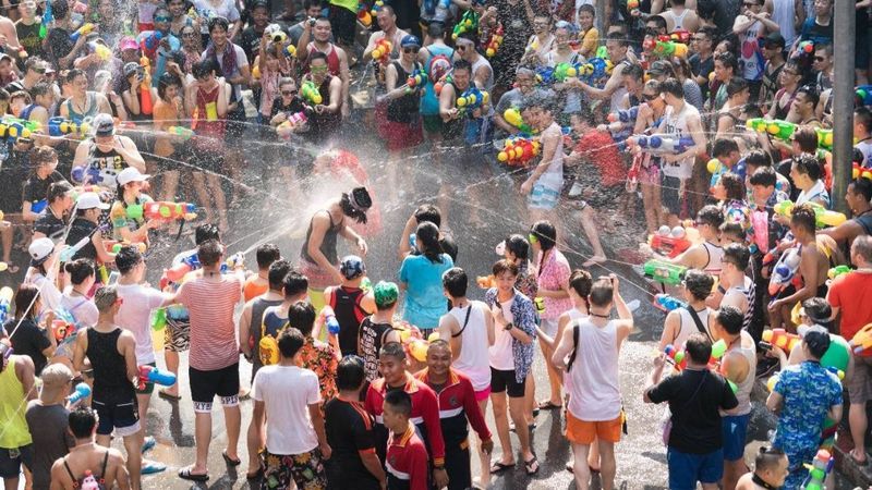 Vom 12. bis 16. April wird der internationale Tourismus voraussichtlich rund 7,3 Milliarden Baht einbringen, was einem Anstieg von 7 % gegenüber dem Vorjahr entspricht. Der Inlandstourismus dürfte rund 19,2 Milliarden Baht einbringen, ein Plus von 9 %. Insgesamt könnten die Gesamteinnahmen des Festivals im Vergleich zum Vorjahr um 8 % steigen, was vor allem auf das Maha Songkran World Water Festival 2025 zurückzuführen ist, das von der Regierung unterstützt wird und landesweit extravagante Feierlichkeiten plant.