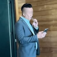 Ein Foto des Volkspartei-Abgeordneten Chorayuth Chaturapornprasit, der angeblich eine E-Zigarette in den heiligen Hallen des thailändischen Parlaments hält, ist viral gegangen. Das Bild verbreitete sich schnell über soziale Medien und löste einen heftigen öffentlichen Aufschrei aus. Es forderte eine offizielle Untersuchung des Vorfalls.