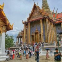 Nach der jüngsten Abschiebung von 40 Uiguren aus Thailand nach China haben mehrere Länder Sicherheitshinweise an ihre Bürger herausgegeben, in denen sie zur Vorsicht bei ihrem Aufenthalt in Thailand raten . Der thailändische Tourismussektor scheint sich von diesen Warnungen jedoch kaum beeindrucken zu lassen und konzentriert sich stattdessen auf die wachsende Sorge, dass Cyber-Betrug das Vertrauen der Reisenden beeinträchtigen könnte.